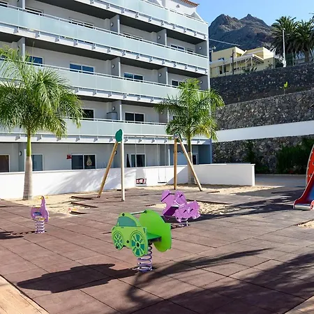 With 2 Bedrooms In Bajamar, With Wonderful Mountain View, Pool Acce... Apartamento Bajamar (La Laguna)